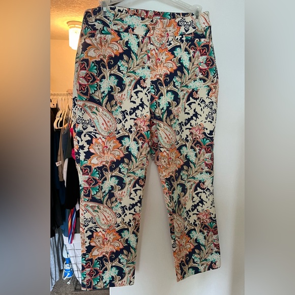 Chicos size 1 worn floral capris - Picture 4 of 7